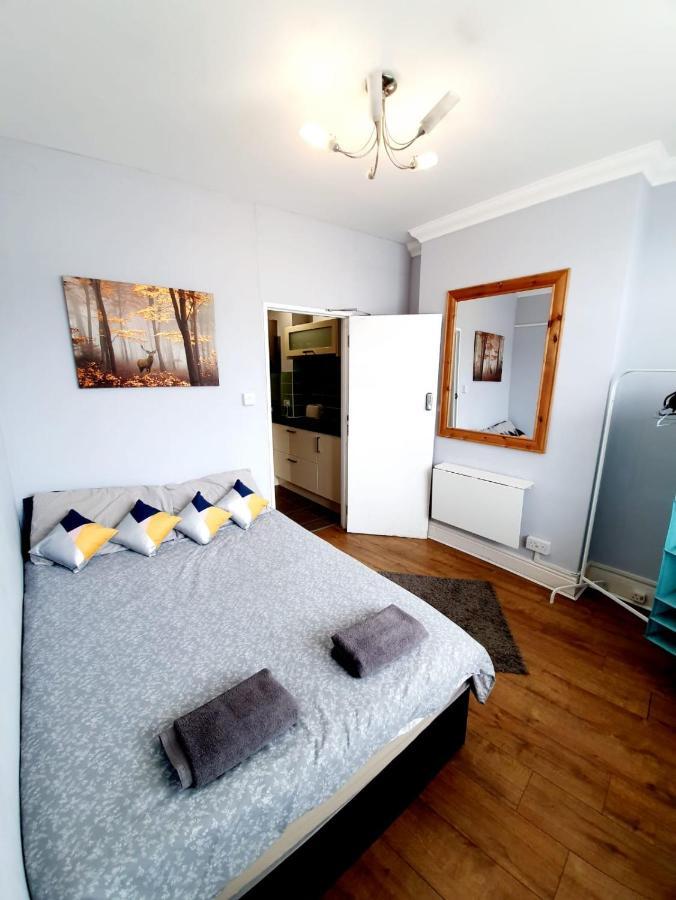 3 Bedroom Apartment Next To Westcliff-On-Sea Station Southend-on-Sea Dış mekan fotoğraf